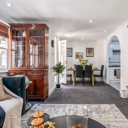 Charming 3-Bedroom London Townhouse Balcony